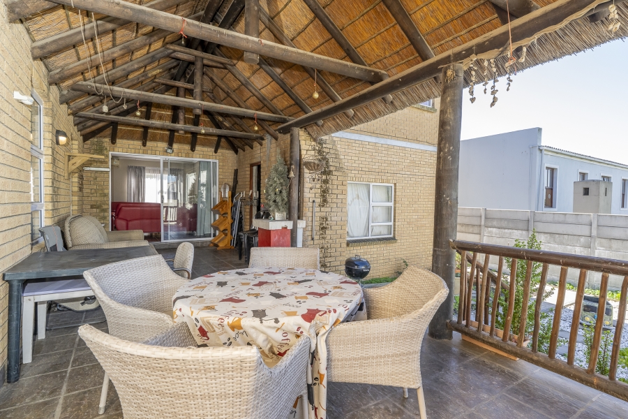 4 Bedroom Property for Sale in Uitzicht Western Cape